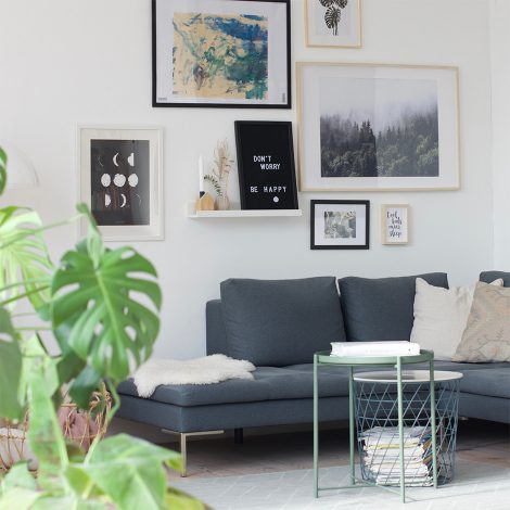 Couchecke im hellen Wohnzimmer im skandinavischen Stil mit Bilderwand by Scandicted Interior Design