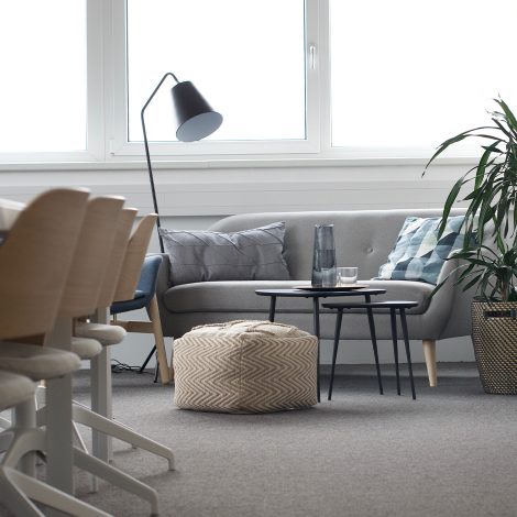 gemütlicher skandinavischer Loungebereich im Besprechungszimmer, Büro Leonding by Scandicted Interior Design
