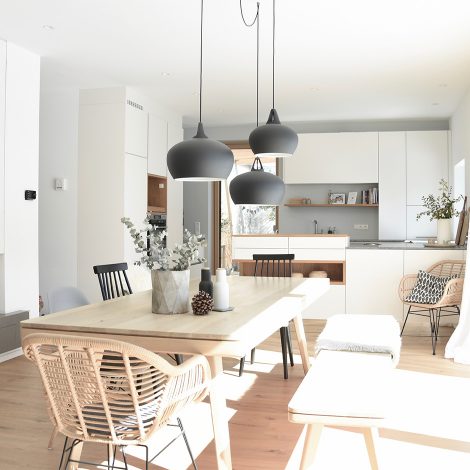 Helle moderne Wohnküche im skandinavischen Stil, Einfamilienhaus Leonding by Scandicted Interior Design
