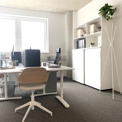 helles schlichtes gemütliches Büro im skandinavischen Stil by Scandicted Interior Design