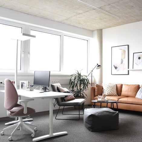Business Büro mit gemütlichem skandinavischem Loungebereich, Büro Leonding by Scandicted Interior Design