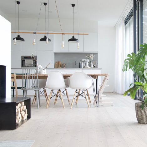 weiße helle Wohnküche im skandinavischen Stil by Scandicted Interior Design