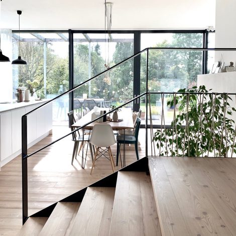 heller großer offenen Wohnküchen Anbau mit großer Glasfront Einfamilienhaus Leonding by Scandicted Interior Design