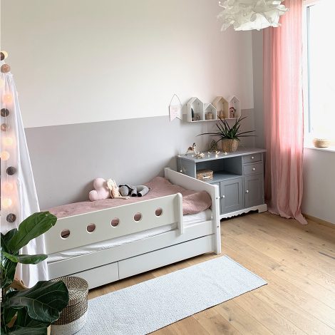 schlichtes gemütliches Mädchen Kinderzimmer Einfamilienhaus Leonding by Scandicted Interior Design