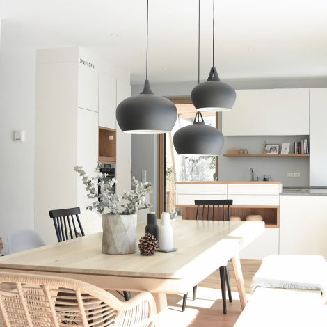 Helle moderne Wohnküche im skandinavischen Stil, Einfamilienhaus Leonding by Scandicted Interior Design